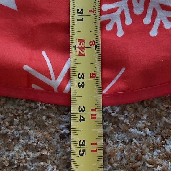 NWOT 34" Red Christmas Tree Skirt W/Cream Colored Snowflakes/Stars Tie Closure - Picture 3 of 3